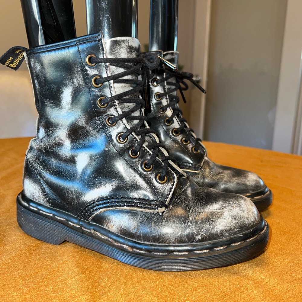 Dr. Martens 1460 Black & White Leather Lace Up Combat Boots Women’s 6